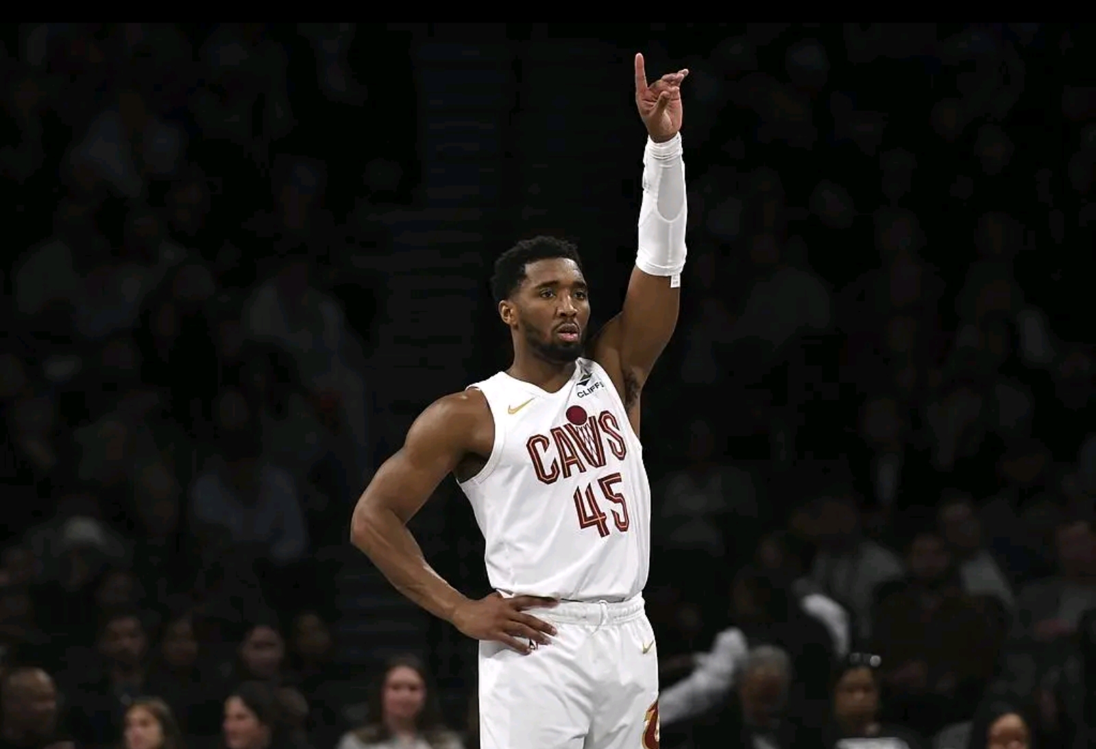 乐鱼体育关于今夜体能课后，里昂回应争议备战NBA常规赛，悬念犹存，阵容厚度经受考验的信息